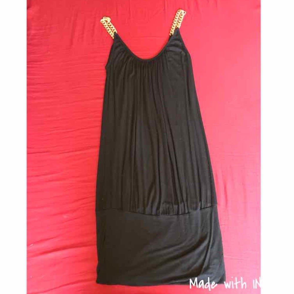 Black dress with chain in the shoulders